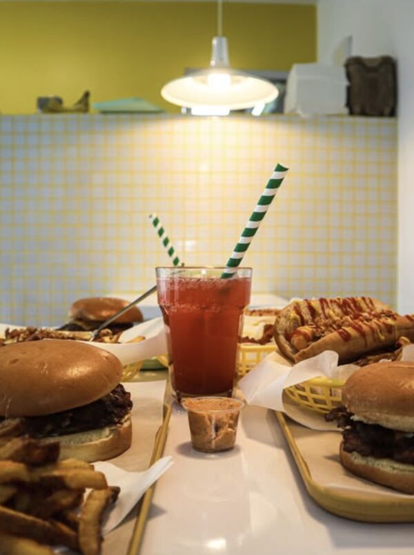 Plateaux de burgers, hot-dogs, frites et boisson au comptoir